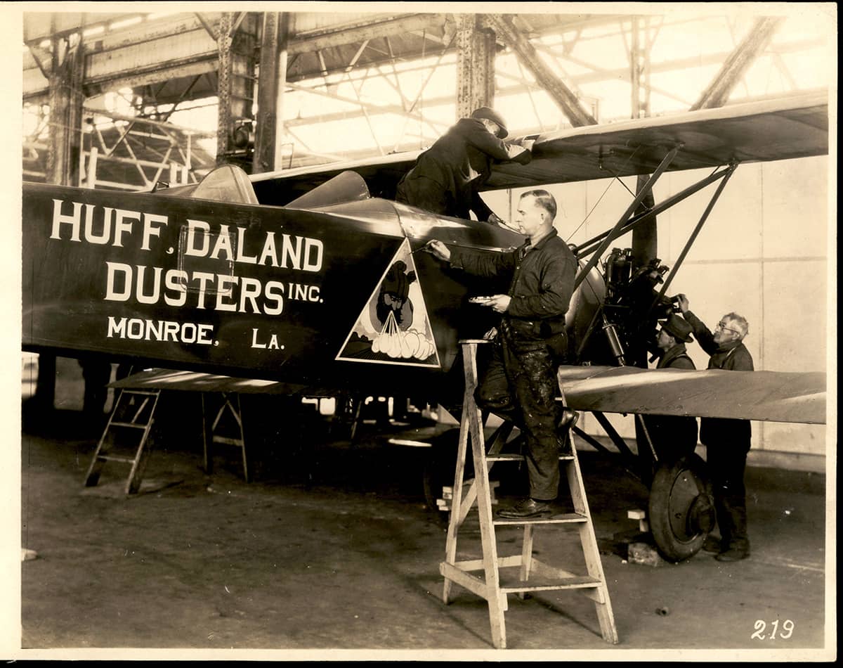 painting Huff Daland Dusters logo