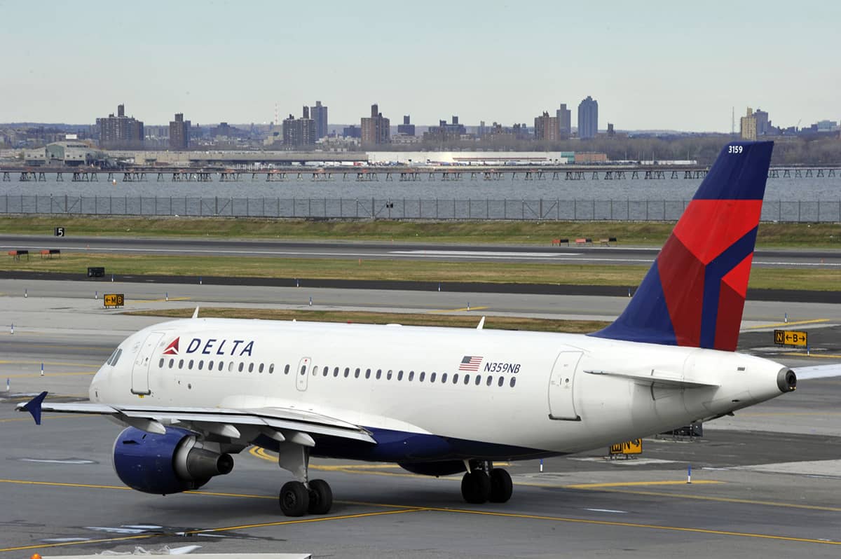 A319-100 at LGA_2011-190-25