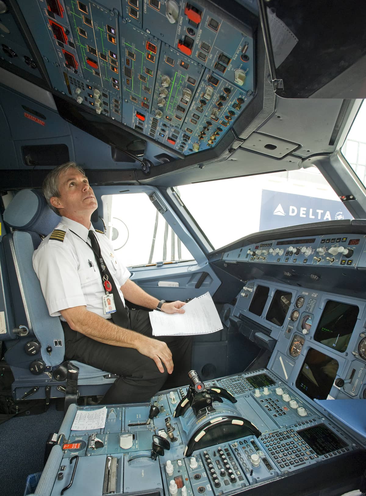 A319-100 flight deck with pilot_2013-013-0717