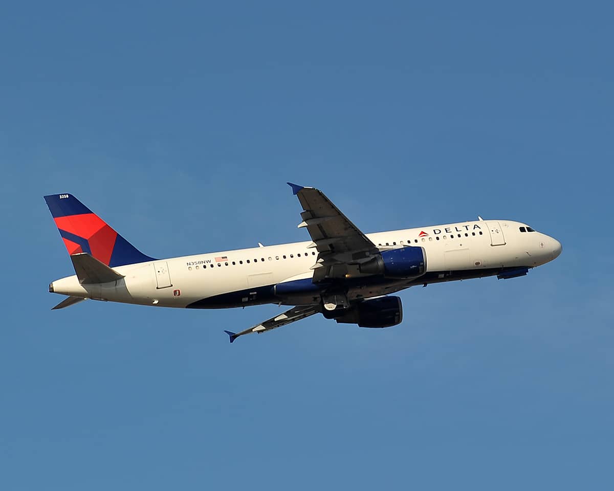 A320-200 in flight_2011-204-2939