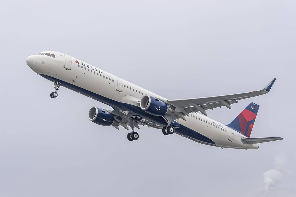 A321-200 departing 20161110