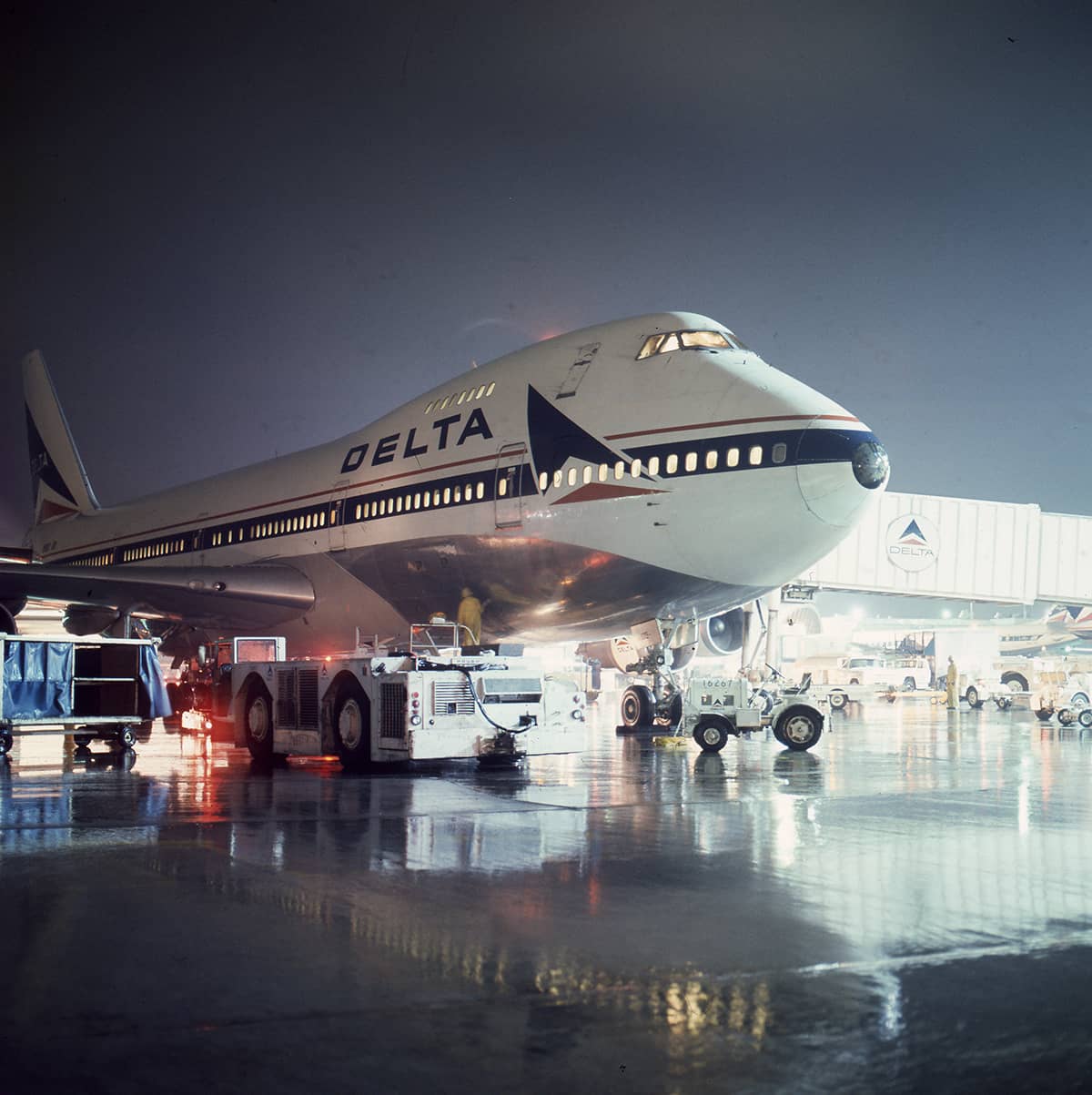 747-100_at gate_rain_07-15-13_032