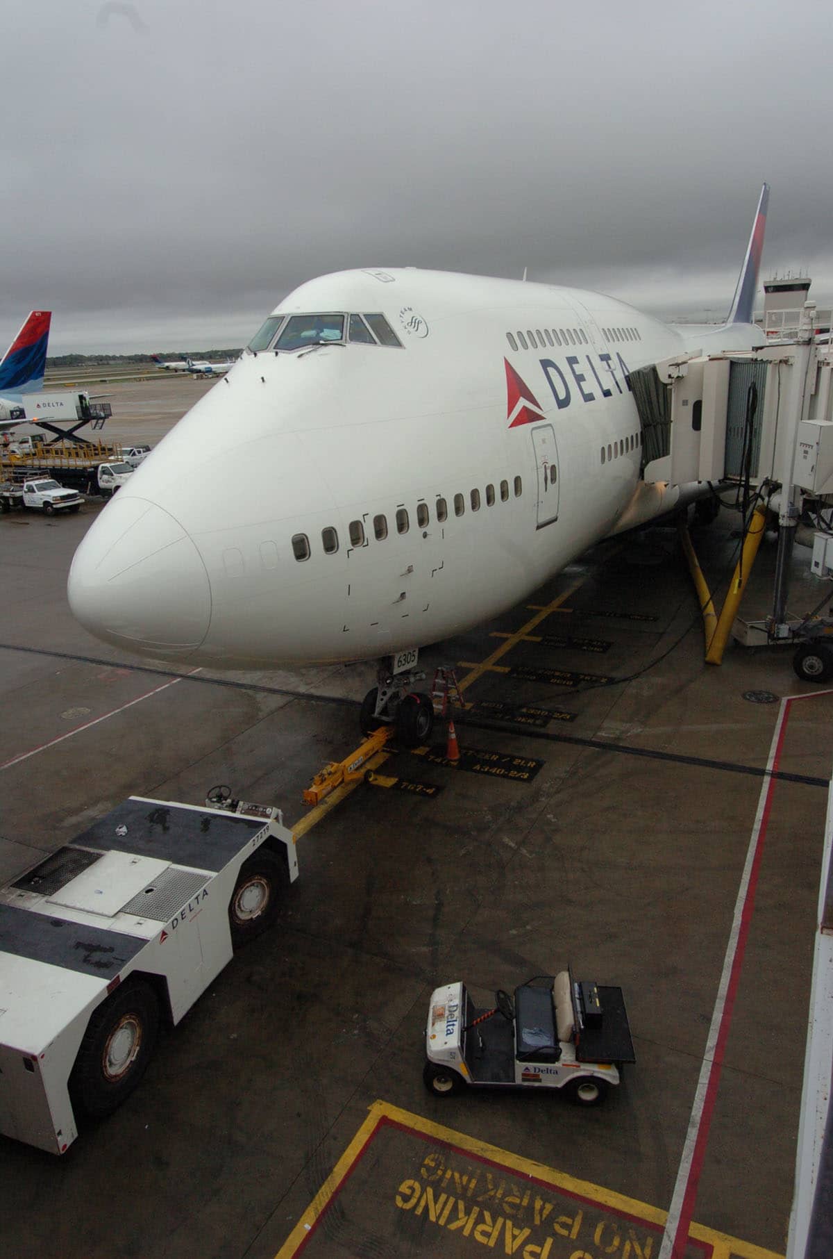 747-400 at gate_2009-45-0020
