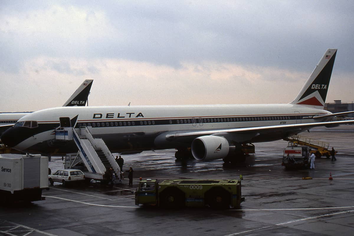 767-300ER_ca1990_09-03-13_072