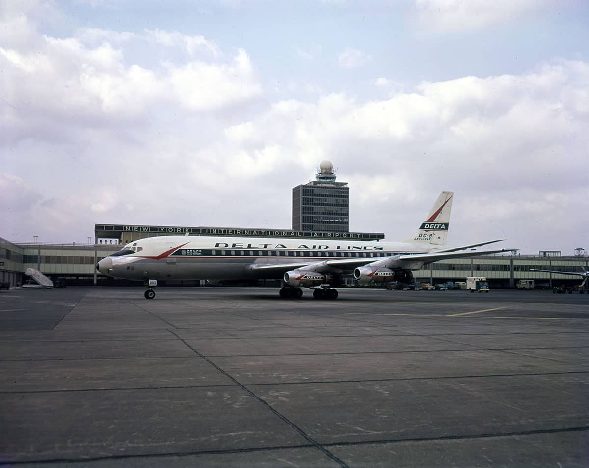 DC-8 in New York_c02362