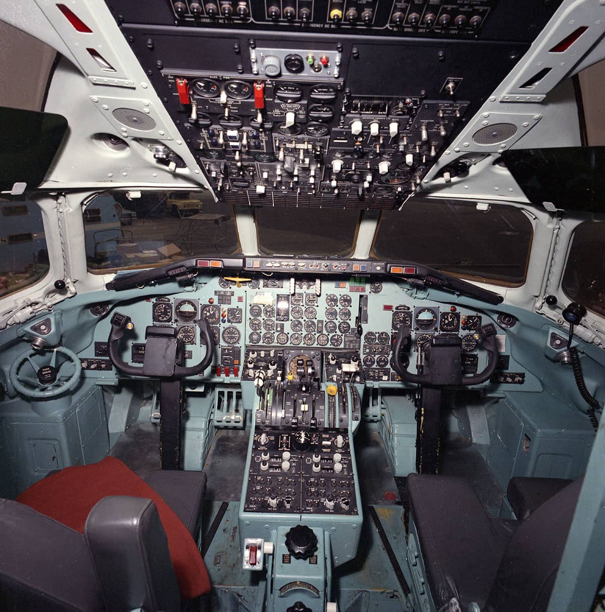 DC-9-30 cockpit_671444_002