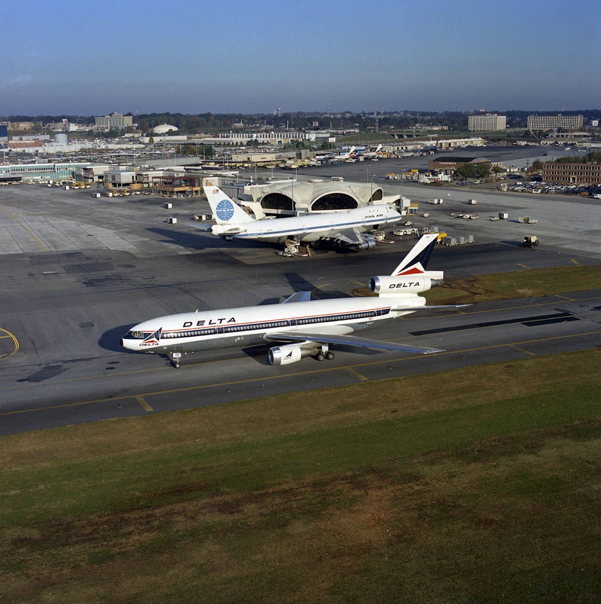 DC-10 at ATL_720344_001