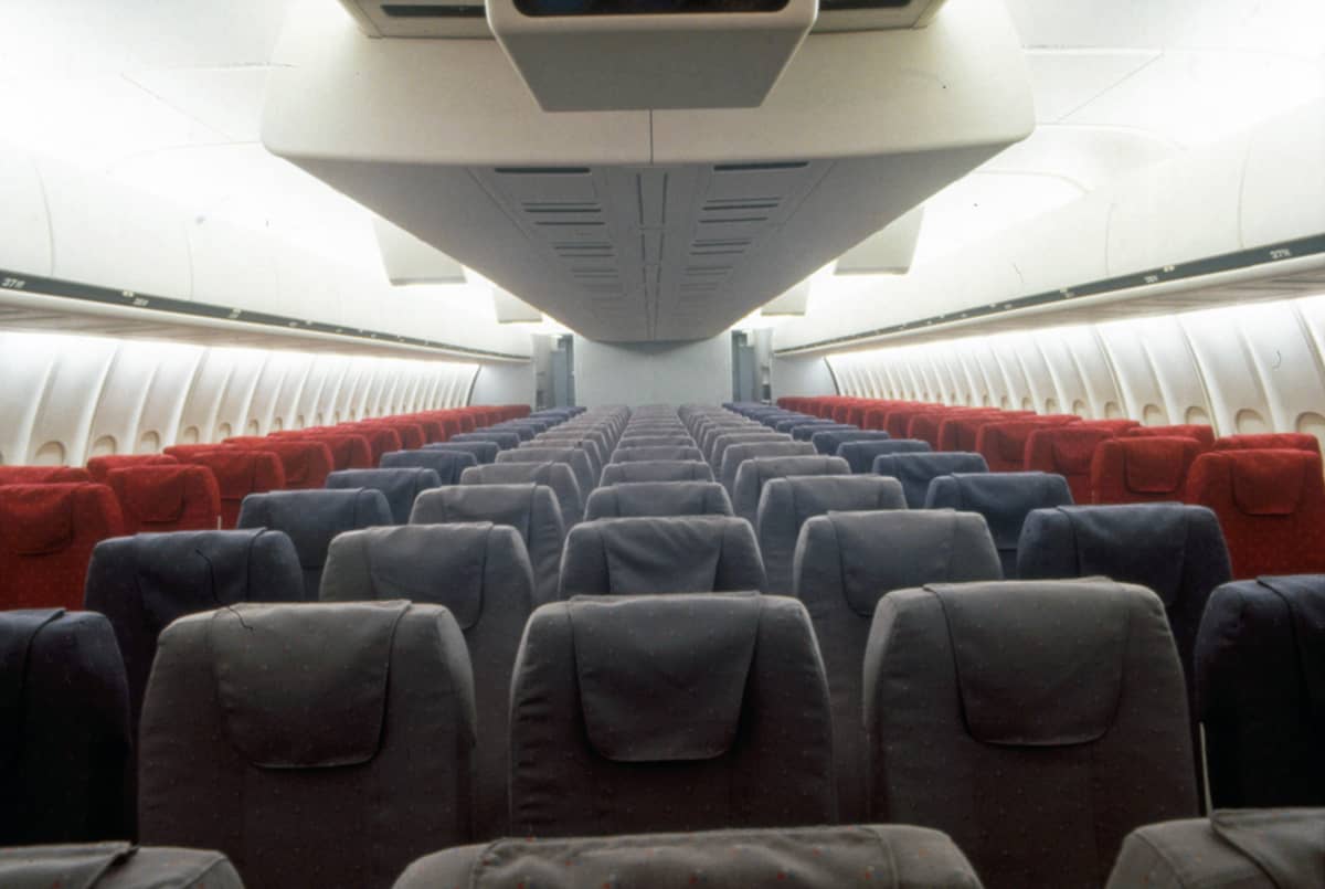 MD-11 economy_class ca1992