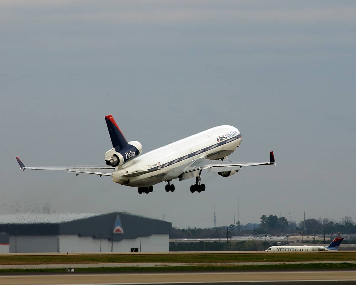 MD-11 take-off ATL 2003