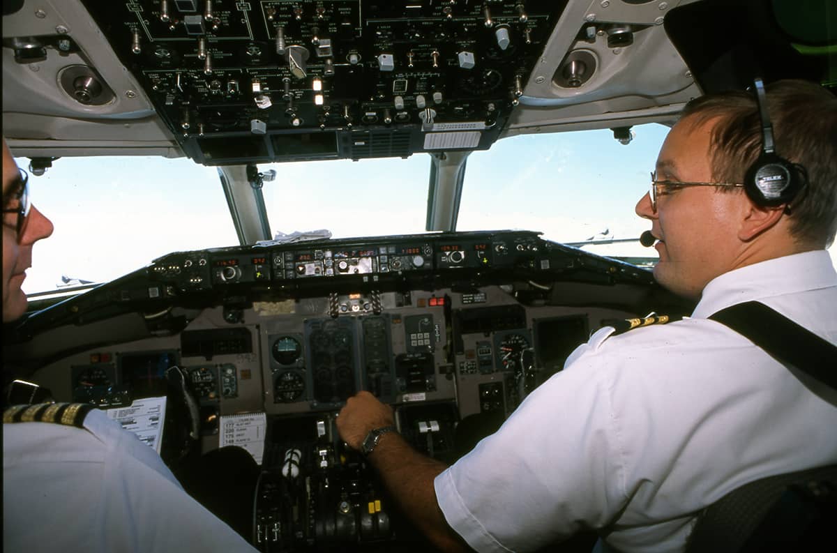 md-88-cockpit-pilots-199908_002