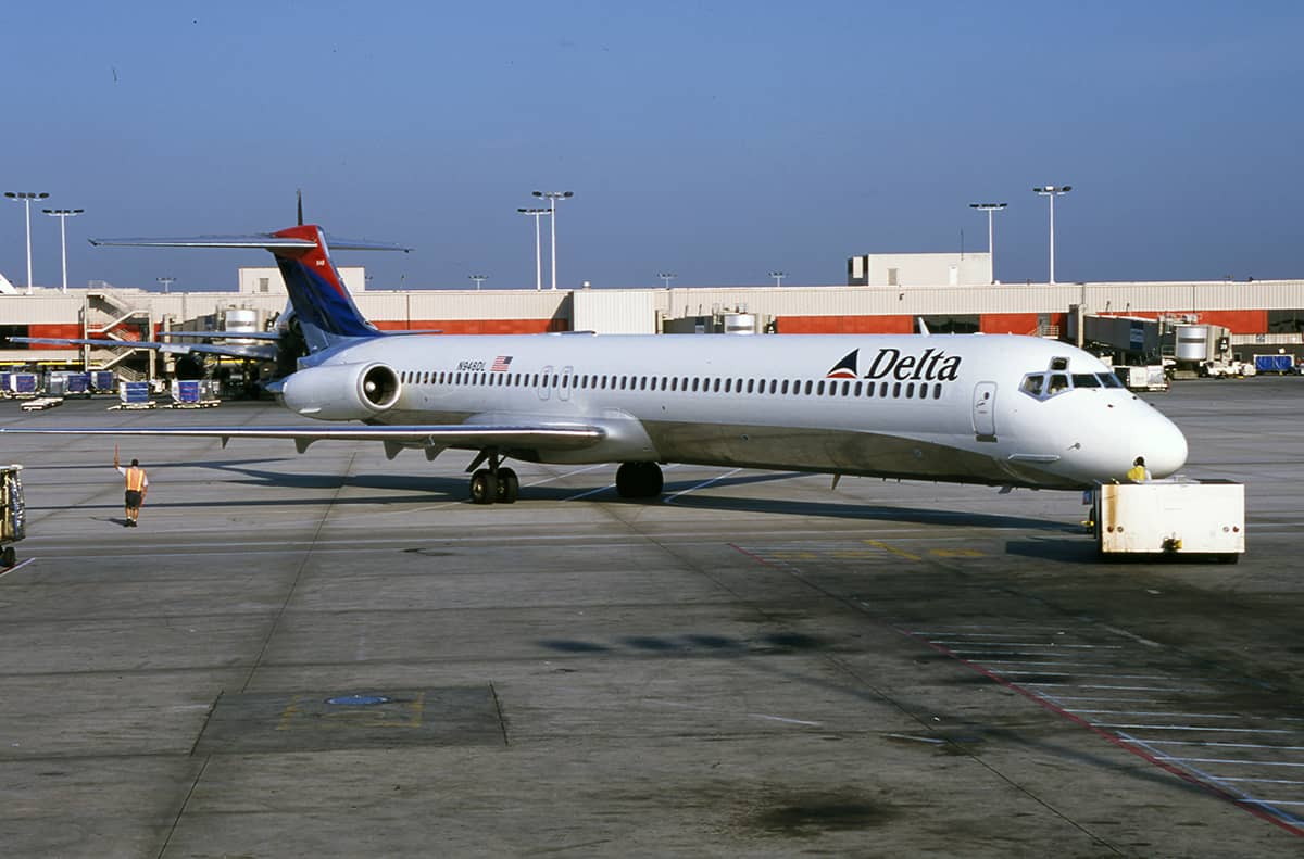 md-88_n948dl_at_-2000