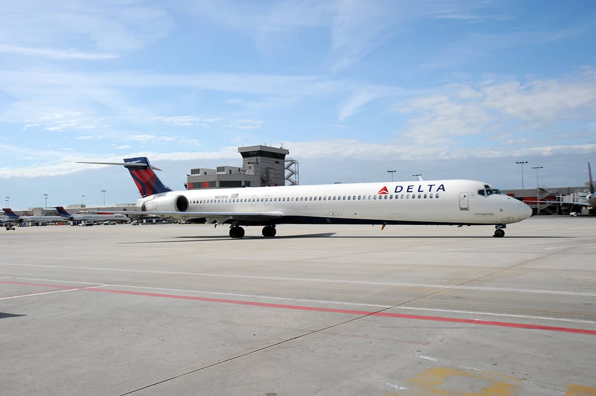 MD-90_2010
