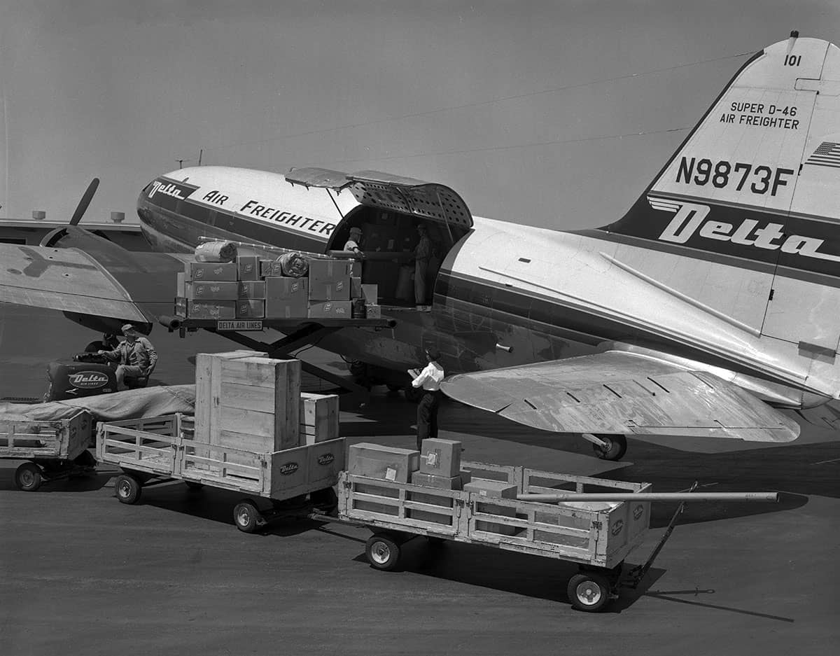 Curtiss_C-46_loading_600277_001