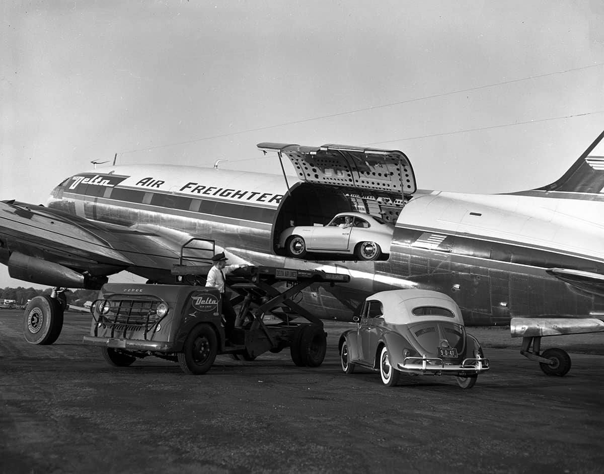 Curtiss_C-46_loading_cars_570873_001