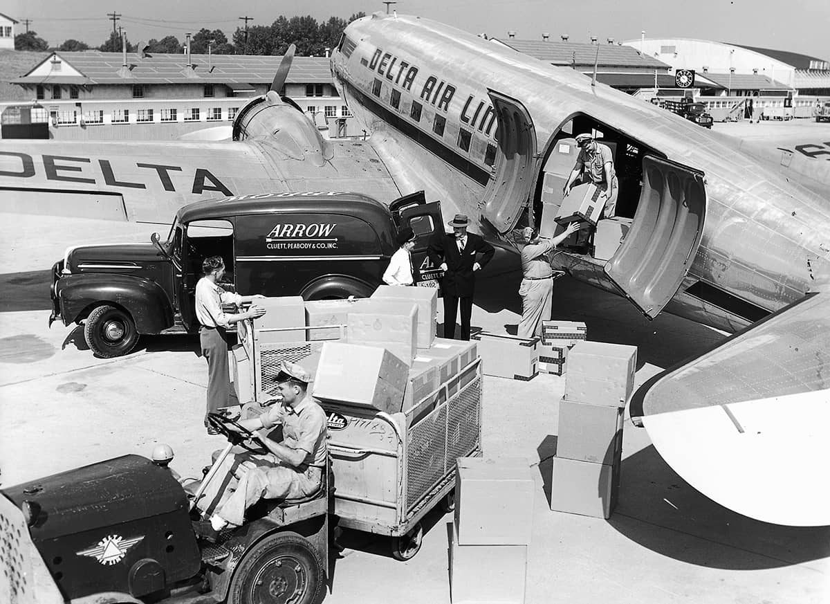 Douglas_C-47_cargo_ca1946