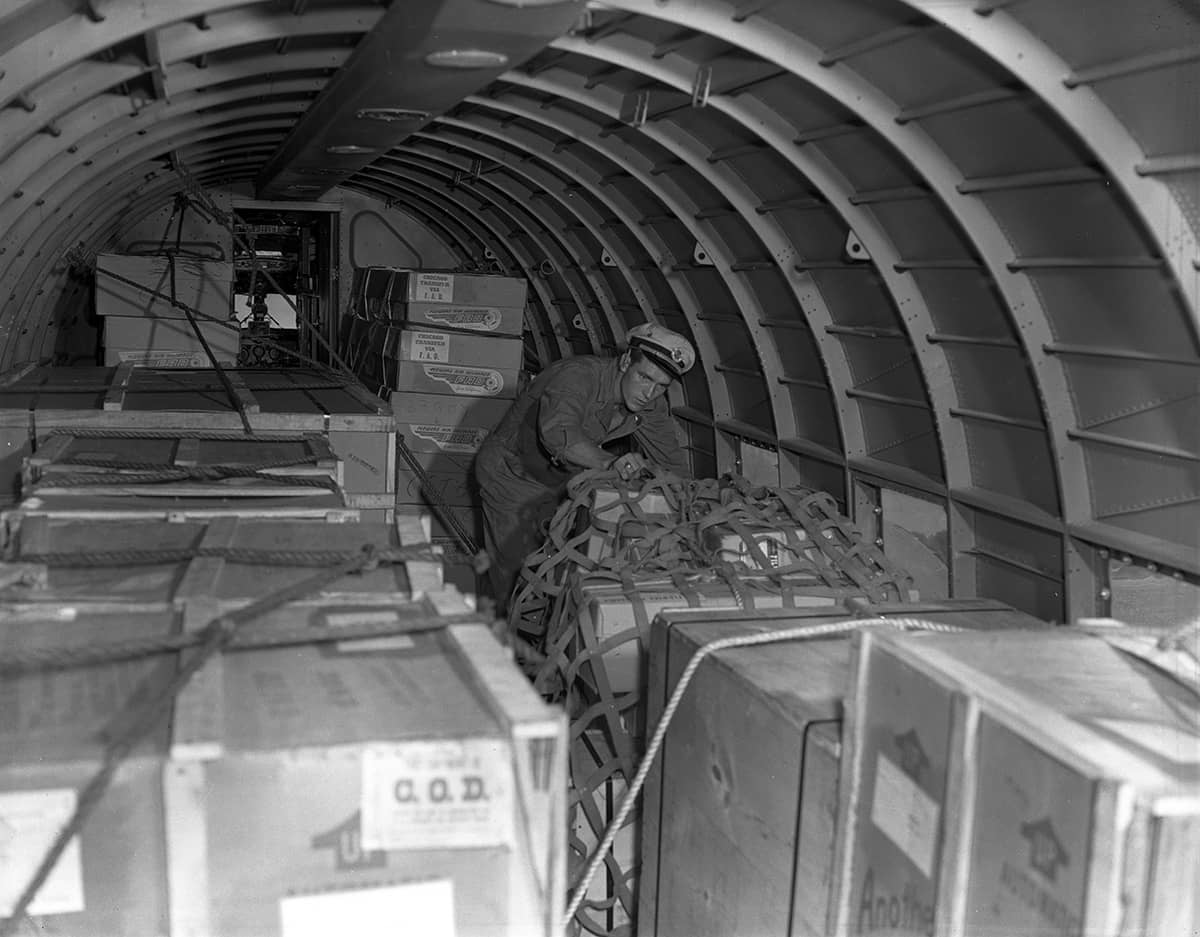 Douglas_C-47_loading_b0096_001_1