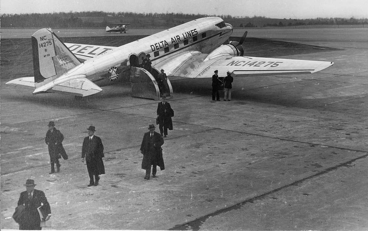 Douglas_DC-2_deplaning_ramp_700157