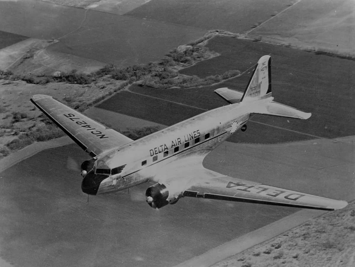 Douglas_DC-2_in-flight