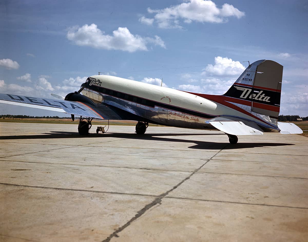 DC-3 new paint 1949_C00247