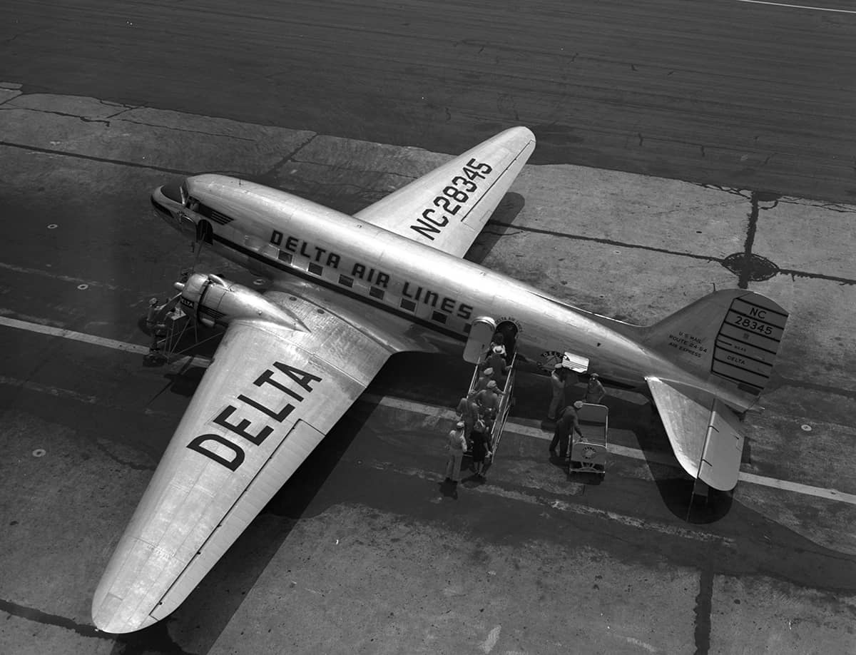 DC-3_view-from-control-tower-1944_4X0303