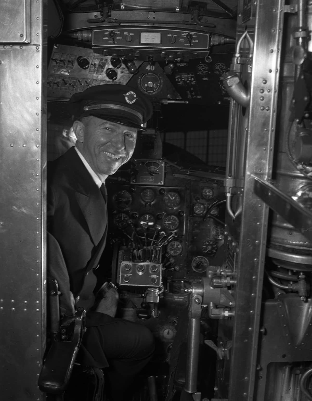 pilot-in-DC-3-cockpit_4X1170_1