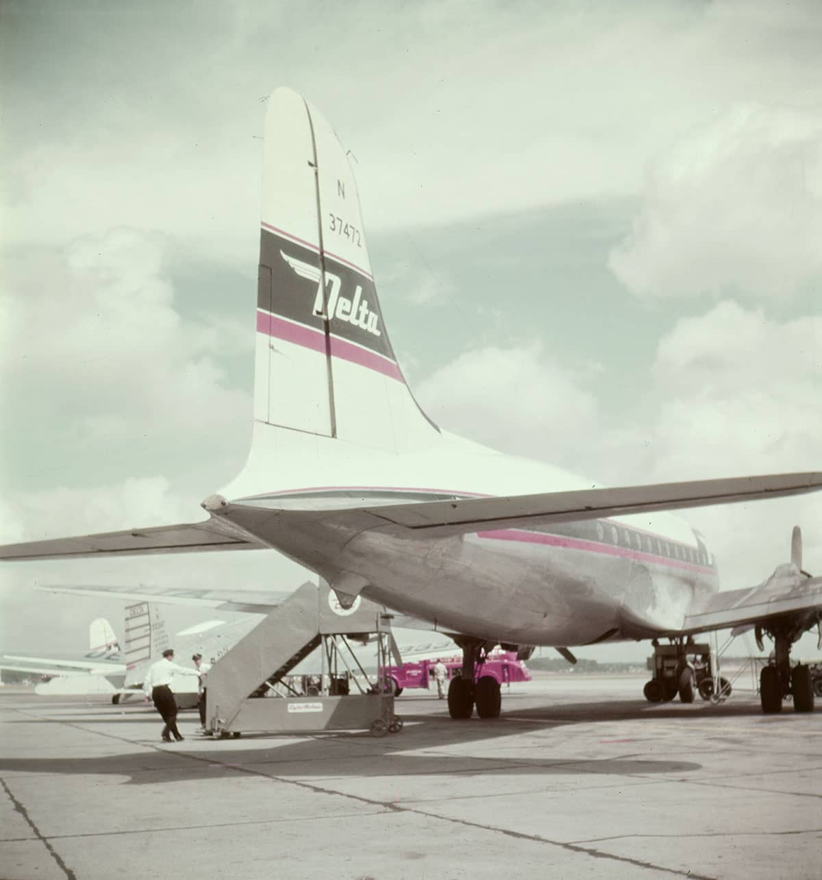 DC-4_white-top_livery_c00862_013