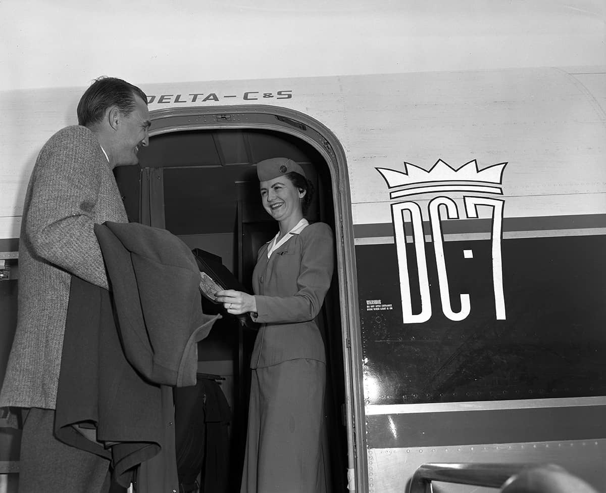 Greeting passenger DC-7_550065