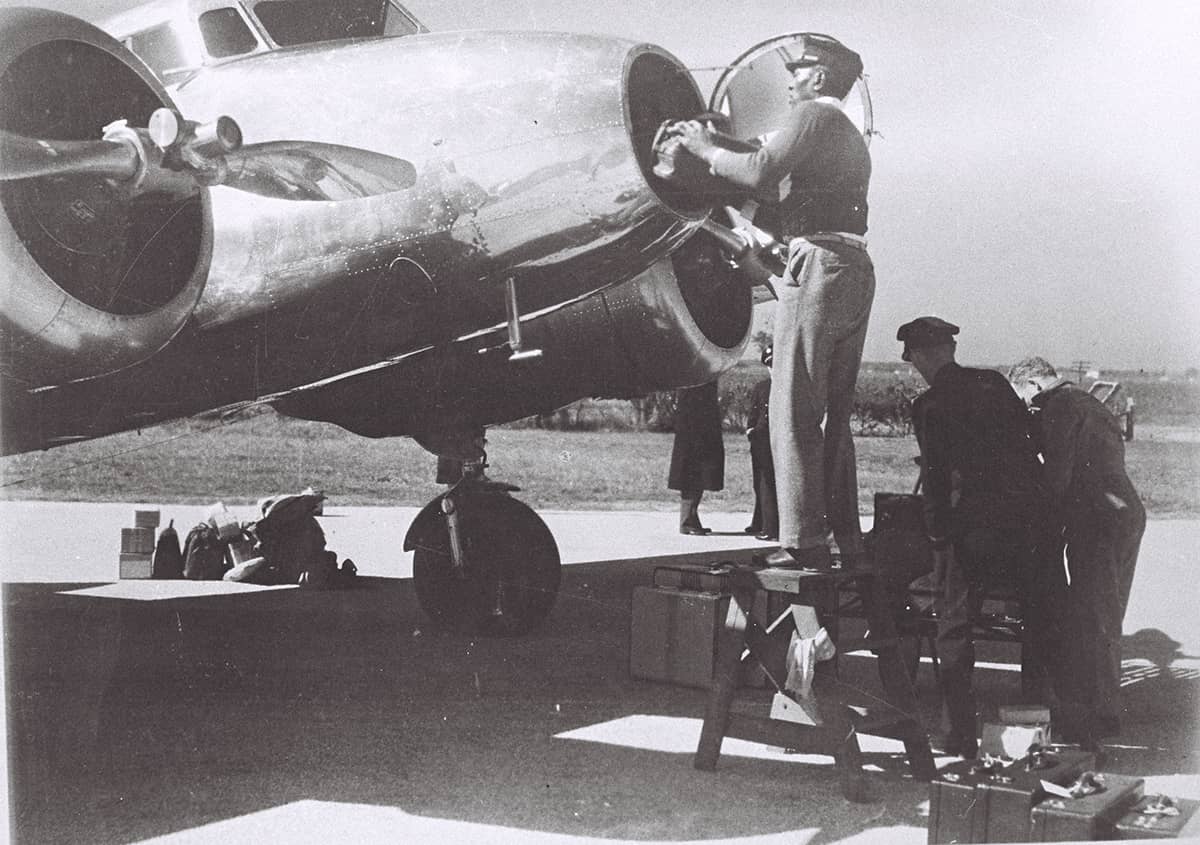 1930s_loading_bags_in_electra