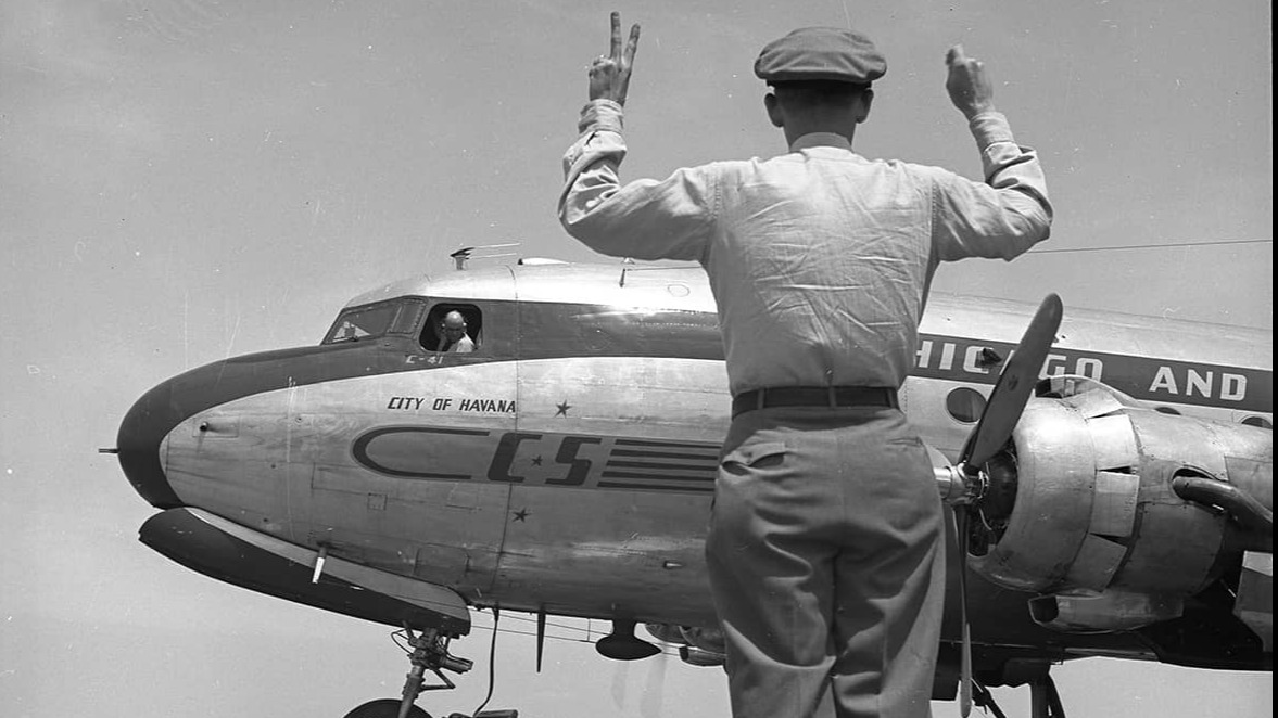 cs_working_ramp_signalling_to_employee_in_dc-4cockpit_ca1946