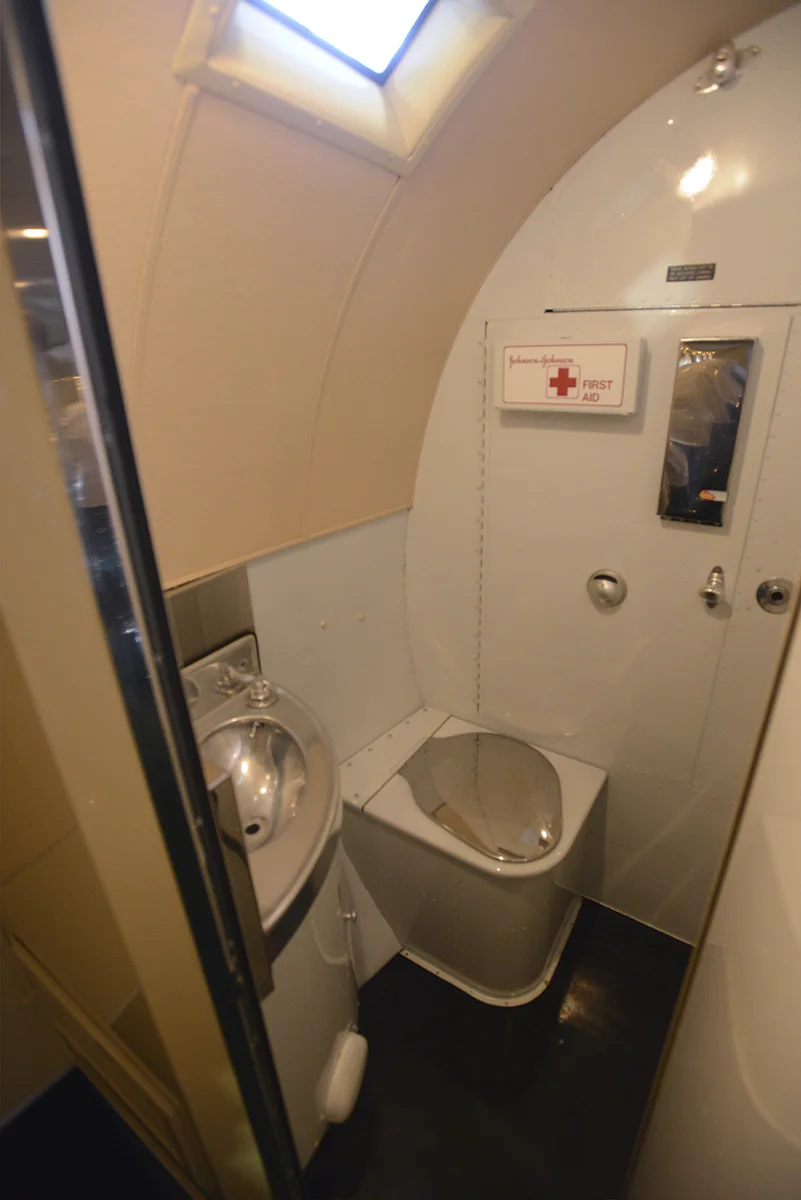 delta-dc-3_ship41_restored_lavatory_tourC19